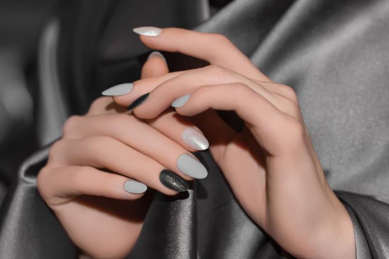 Mẫu nail đỏ mận đơn giản nhưng tinh tế