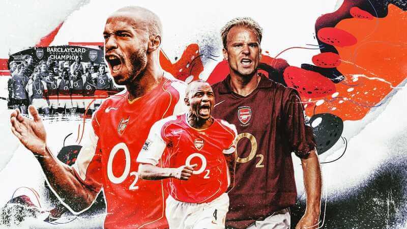 Patrick Vieira điều khiển hàng tiền vệ Arsenal trong một trận đấu, thể hiện khả năng lãnh đạo và kiểm soát bóng tuyệt vời.
