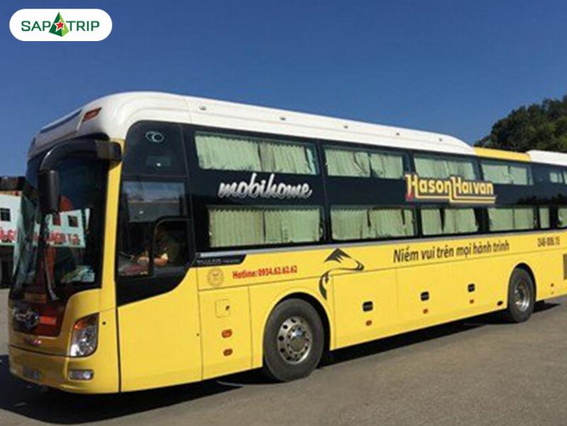 Hình ảnh minh họa khách hàng sử dụng điện thoại để liên hệ với tổng đài FUTA Express, nhấn mạnh sự tiện lợi và kết nối