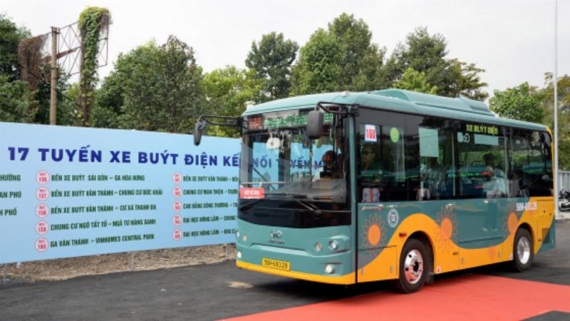 Hành khách và xe màu cam đặc trưng tại bến xe Phương Trang đông đúc, biểu tượng của sự kết nối