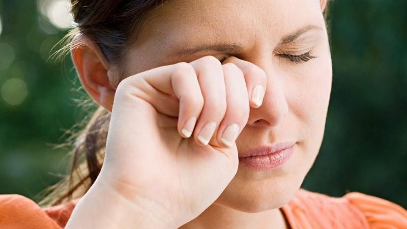Giải mã ý nghĩa nháy mắt phải nữ theo từng khung giờ trong Tử vi