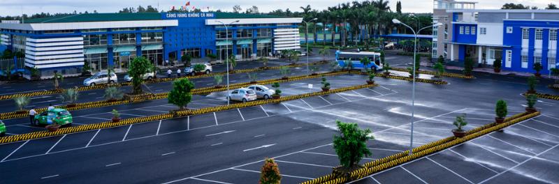 Một góc văn phòng Phương Trang Lê Hồng Phong cho thấy khu vực chờ hoặc hành khách chuẩn bị lên xe, với hành lý và bảng thông tin chuyến đi.